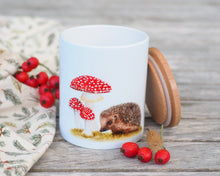 Laden Sie das Bild in den Galerie-Viewer, Kleine Vorratsdose aus Keramik „Igel mit Pilzen“
