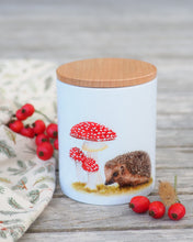 Laden Sie das Bild in den Galerie-Viewer, Kleine Vorratsdose aus Keramik „Igel mit Pilzen“
