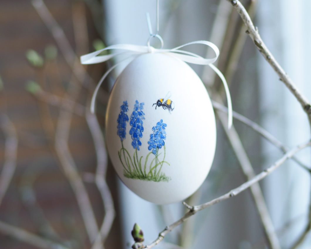Osterei Bio-Gänseei mit Hummel und Traubenhyazinthe, handbemalt