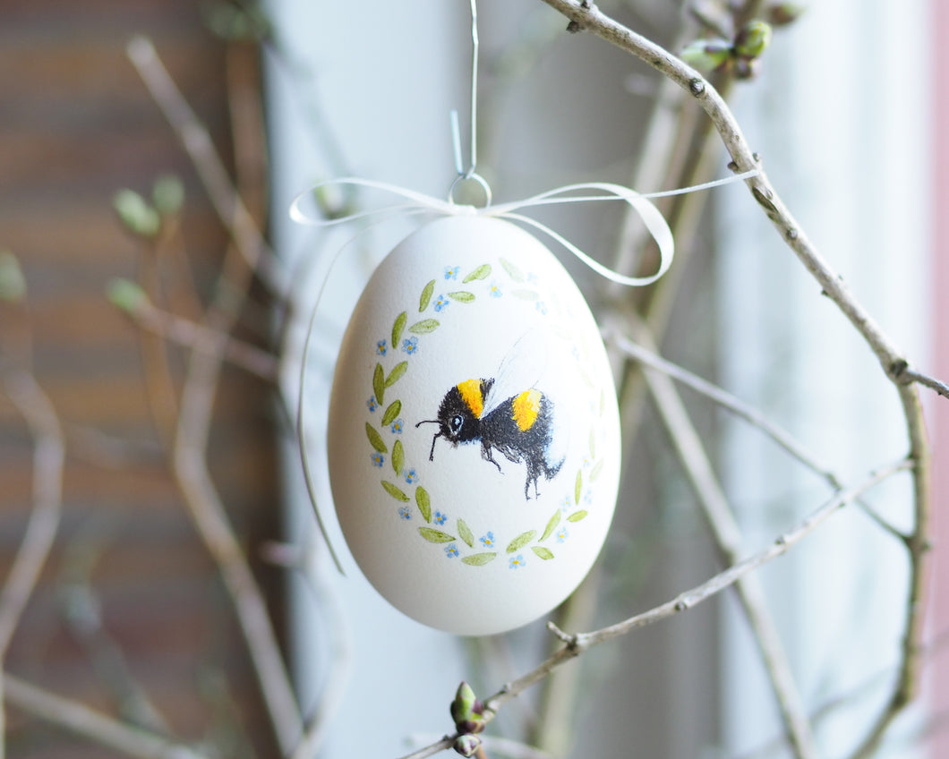 Osterei Bio-Gänseei mit Hummel, handbemalt