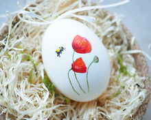 Laden Sie das Bild in den Galerie-Viewer, Osterei Bio-Gänseei mit Hummel und Mohn, handbemalt

