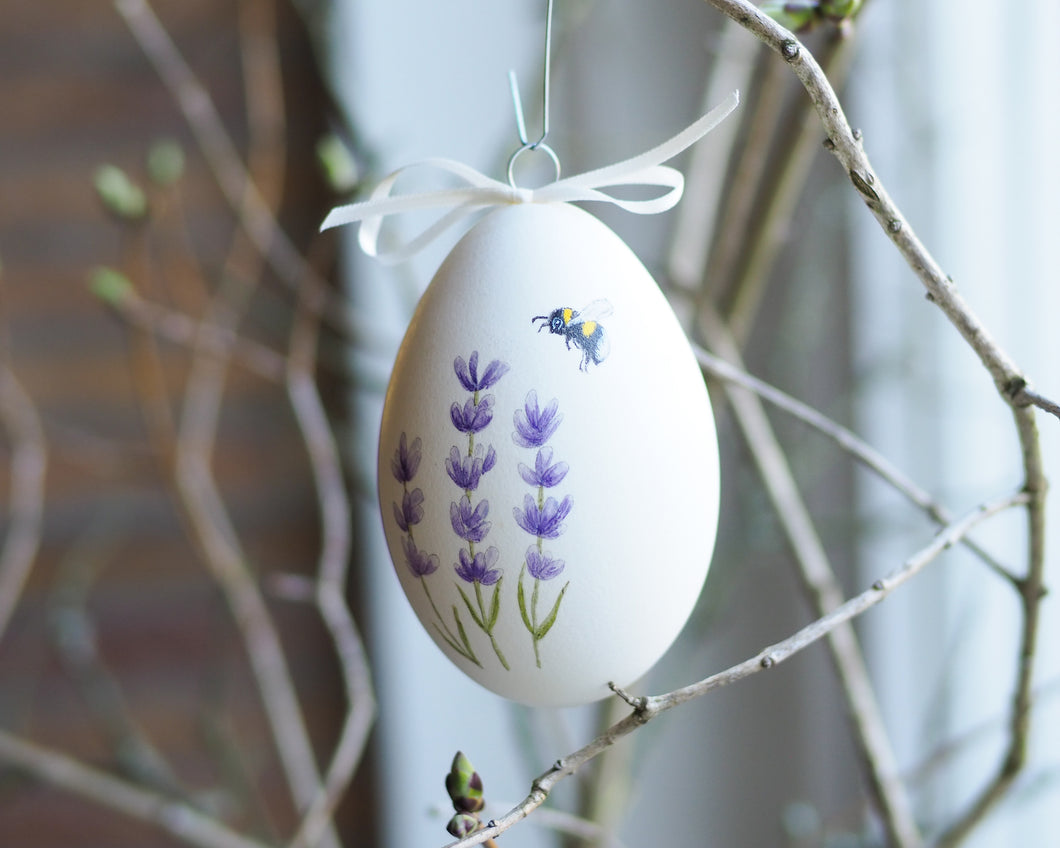 Osterei Bio-Gänseei mit Hummel und Lavendel, handbemalt