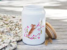 Laden Sie das Bild in den Galerie-Viewer, Große Vorratsdose aus Keramik "Maus mit rosa Beeren"
