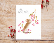 Laden Sie das Bild in den Galerie-Viewer, Weihnachtskarte Maus mit Schneebeeren – mit oder ohne Schriftzug

