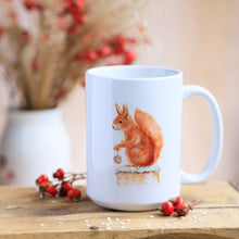 Laden Sie das Bild in den Galerie-Viewer, Feine Keramiktasse &quot;Eichhörnchen im Schnee&quot;
