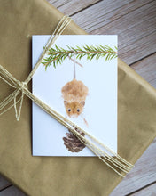 Laden Sie das Bild in den Galerie-Viewer, Weihnachtskarte / gedruckte Klappkarte mit frecher Weihnachtsmaus auf feinstem Cotton-Papier
