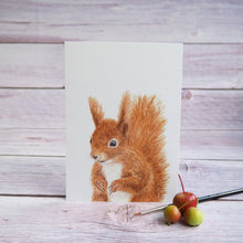 Laden Sie das Bild in den Galerie-Viewer, Kunstdruck / gedruckte Karte mit quirligem Eichhörnchen auf feinstem Cotton-Papier
