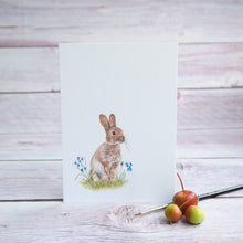Laden Sie das Bild in den Galerie-Viewer, Kunstdruck / gedruckte Karte mit puscheligem Hasen im Gras auf feinstem Cotton-Papier
