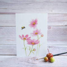 Laden Sie das Bild in den Galerie-Viewer, Kunstdruck / gedruckte Karte mit Hummel und rosa Blume auf feinstem Cotton-Papier
