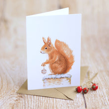 Laden Sie das Bild in den Galerie-Viewer, Klappkarte / Kunstdruck inkl. Umschlag mit Eichhörnchen im Schnee auf feinstem Cotton-Papier, Helle Tage Weihnachten Tannenbaum
