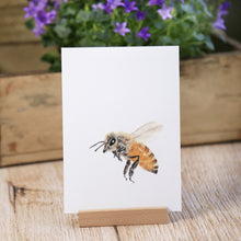 Laden Sie das Bild in den Galerie-Viewer, Kunstdruck / gedruckte Karte mit fleissiger Biene auf feinstem Cotton-Papier
