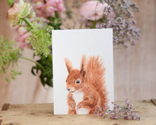 Laden Sie das Bild in den Galerie-Viewer, Kunstdruck / gedruckte Karte mit quirligem Eichhörnchen auf feinstem Cotton-Papier

